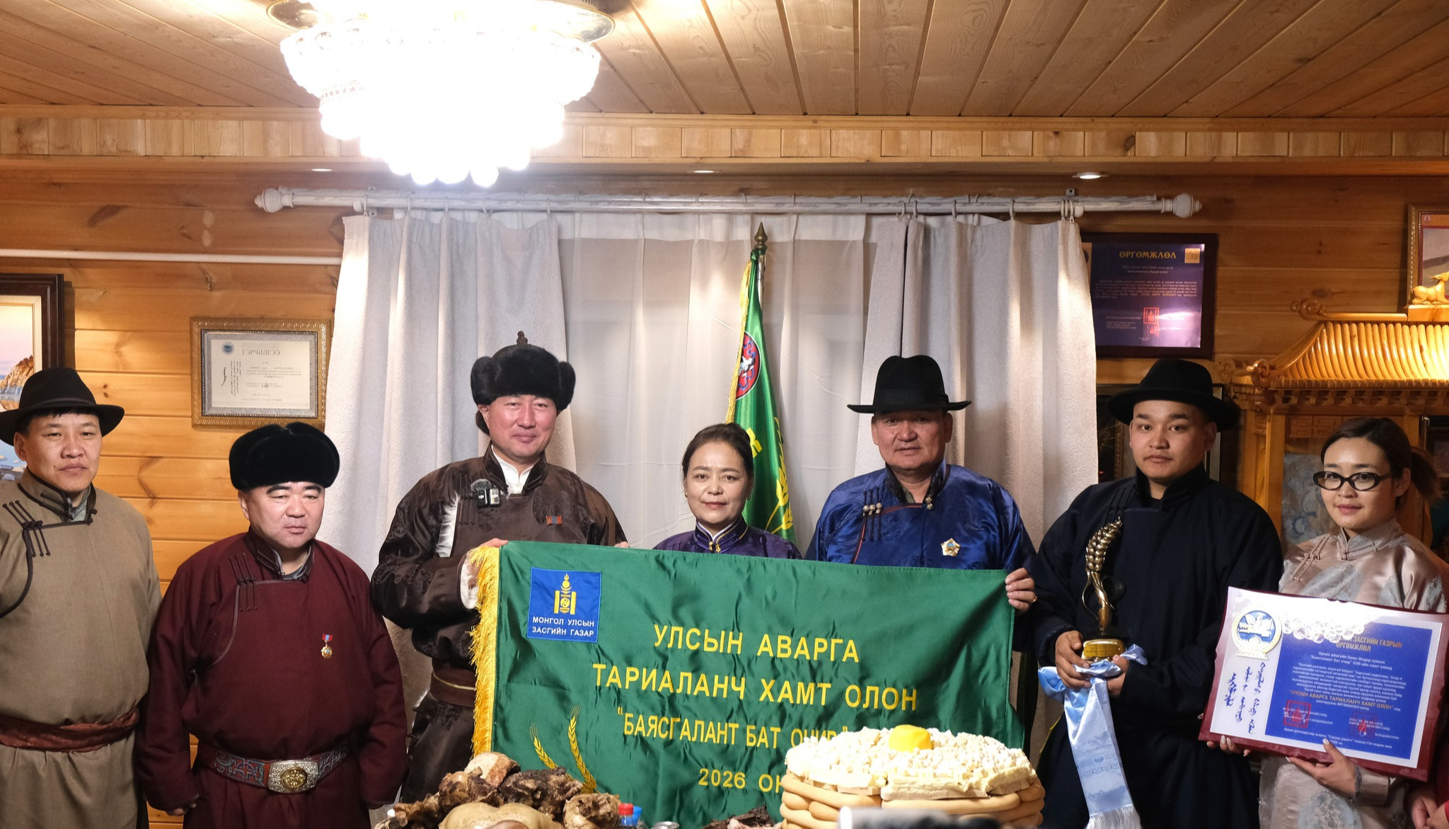 “Улсын аварга тариаланч хамт олон” шагналыг гардуулав